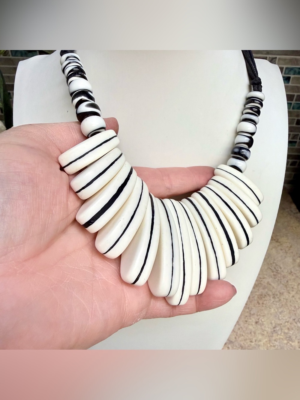Chico’s monochromatic statement necklace - Picture 3 of 4